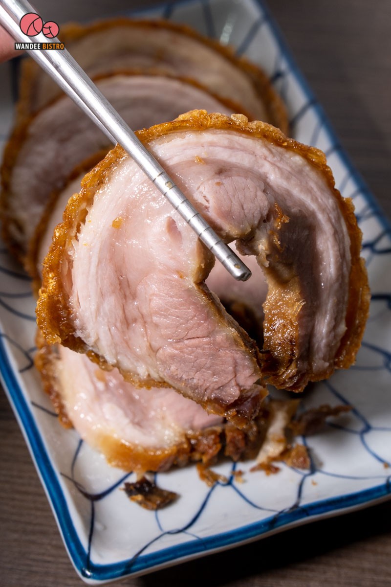 ลองแล้วจะฟิน! อ้วนนะ หมูกรอบชาชู เนื้อเยอะมันน้อย Juicy กรอบนอกนุ่มใน