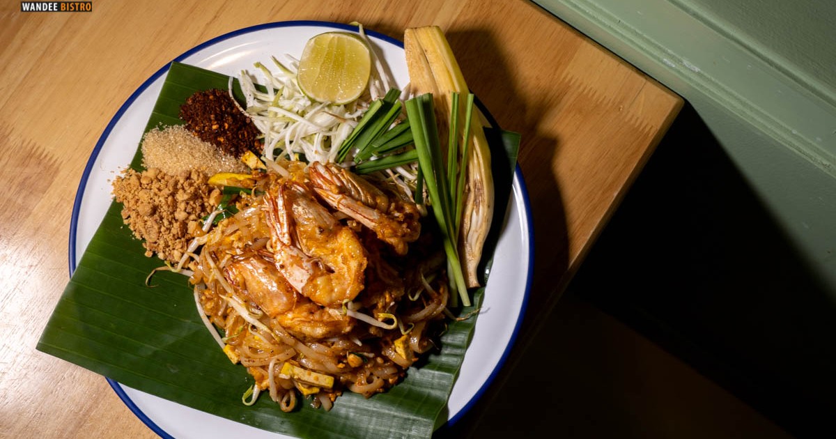 ผัดไทยแม่ทองใบ กุ้งตัวใหญ่สะใจ รสชาติแบบสูตรโบราณ