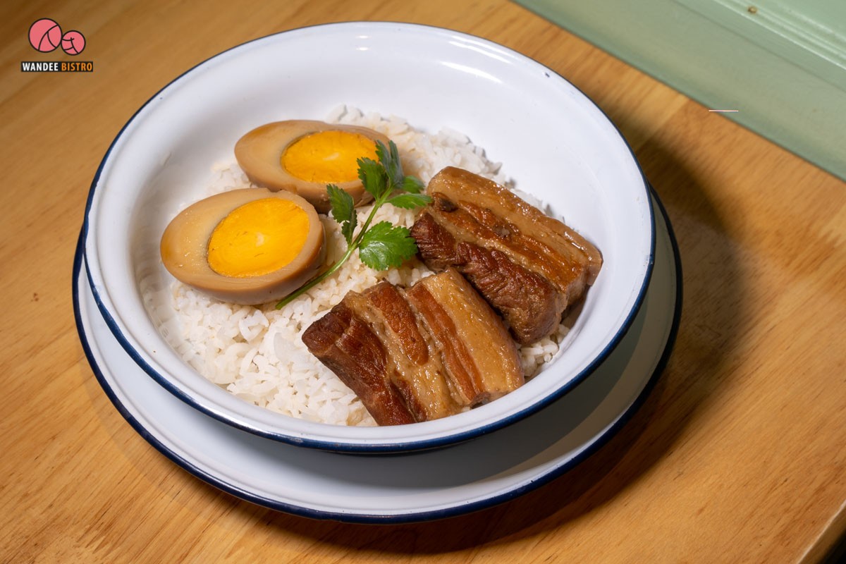 ผัดไทยแม่ทองใบ กุ้งตัวใหญ่สะใจ รสชาติแบบสูตรโบราณ