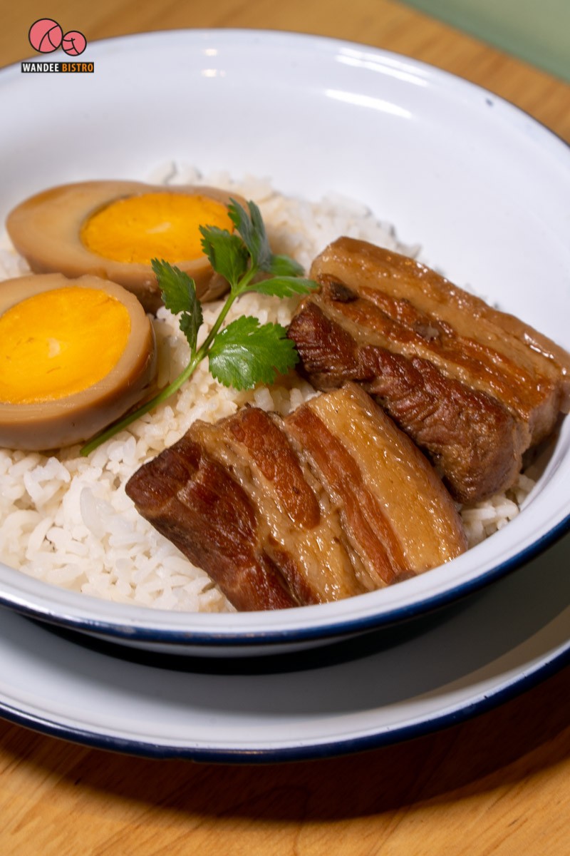 ผัดไทยแม่ทองใบ กุ้งตัวใหญ่สะใจ รสชาติแบบสูตรโบราณ