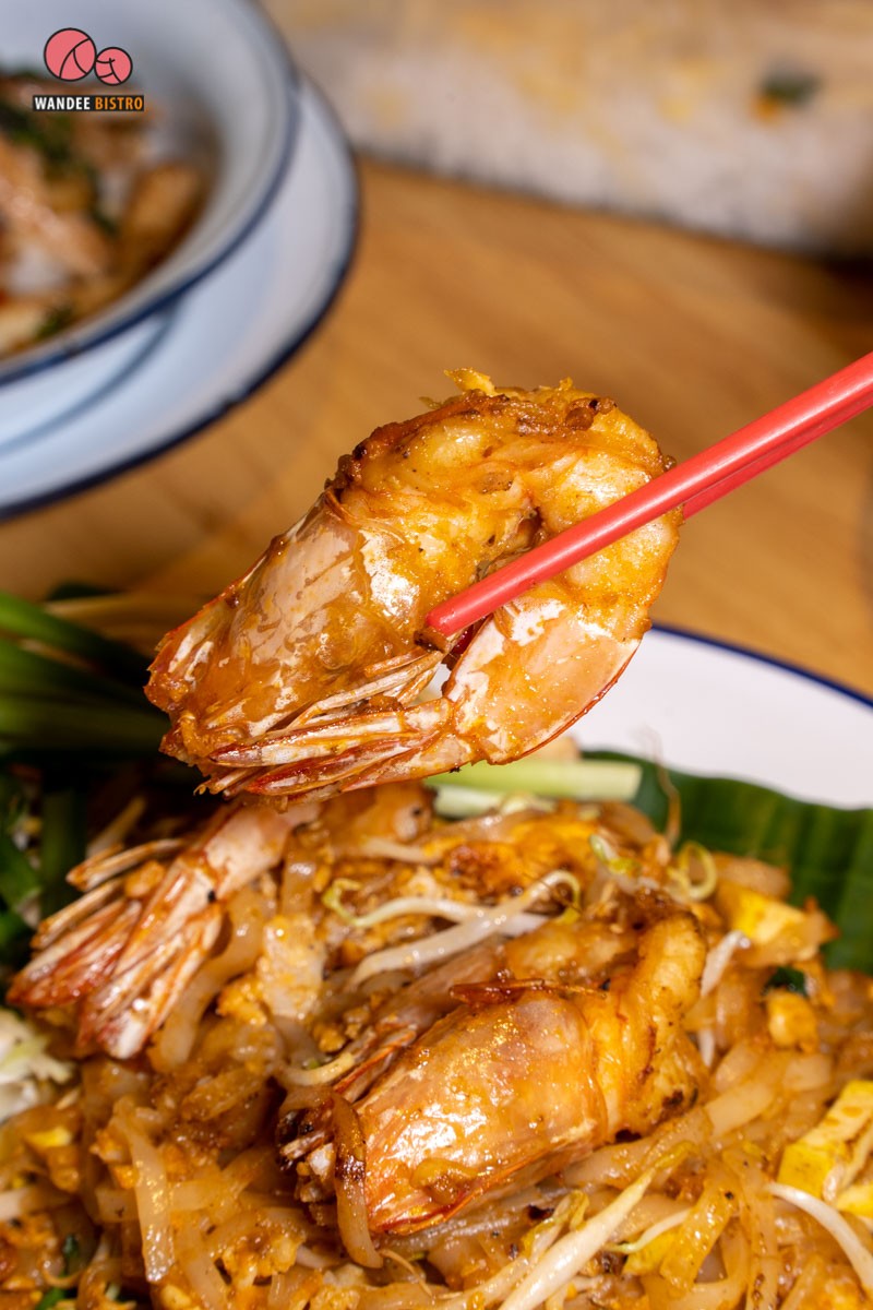 ผัดไทยแม่ทองใบ กุ้งตัวใหญ่สะใจ รสชาติแบบสูตรโบราณ