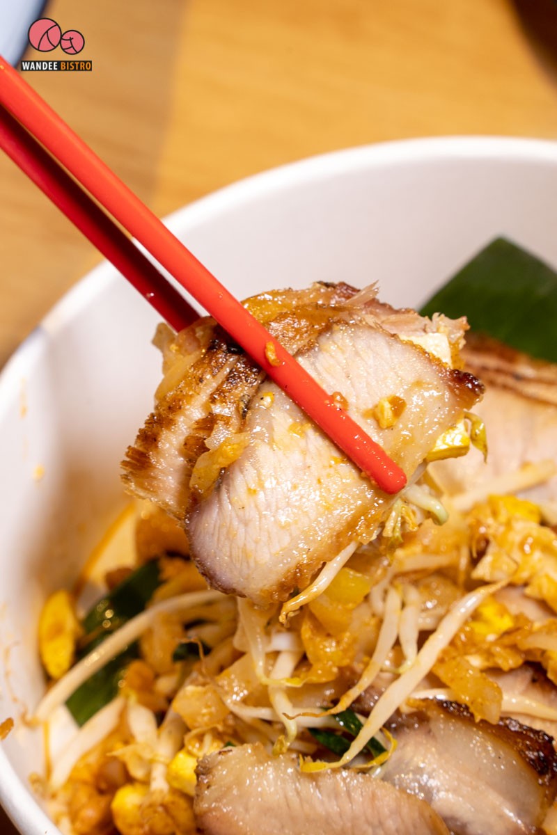 ผัดไทยแม่ทองใบ กุ้งตัวใหญ่สะใจ รสชาติแบบสูตรโบราณ