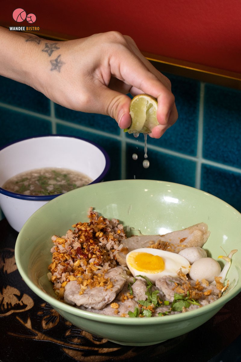 ซันจู ก๋วยเตี๋ยวหมูต้มยำ ร้านแซ่บย่านอโศก จัดเต็ม หมูเด้ง หมูแดง หมูกรอบ 