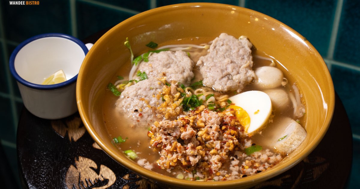 ซันจู ก๋วยเตี๋ยวหมูต้มยำ ร้านแซ่บย่านอโศก จัดเต็ม หมูเด้ง หมูแดง หมูกรอบ 