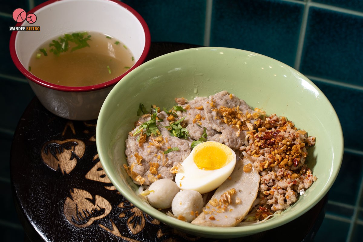 ซันจู ก๋วยเตี๋ยวหมูต้มยำ ร้านแซ่บย่านอโศก จัดเต็ม หมูเด้ง หมูแดง หมูกรอบ 
