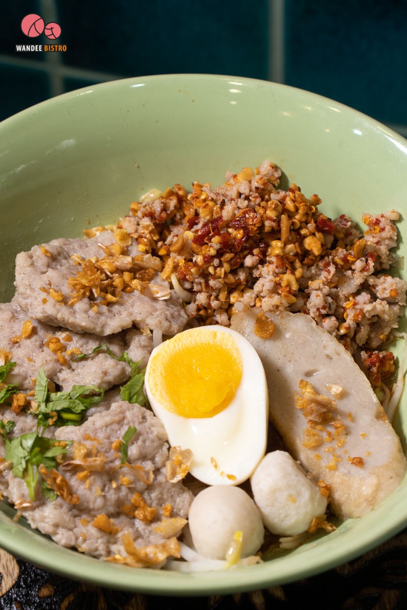 ซันจู ก๋วยเตี๋ยวหมูต้มยำ ร้านแซ่บย่านอโศก จัดเต็ม หมูเด้ง หมูแดง หมูกรอบ 