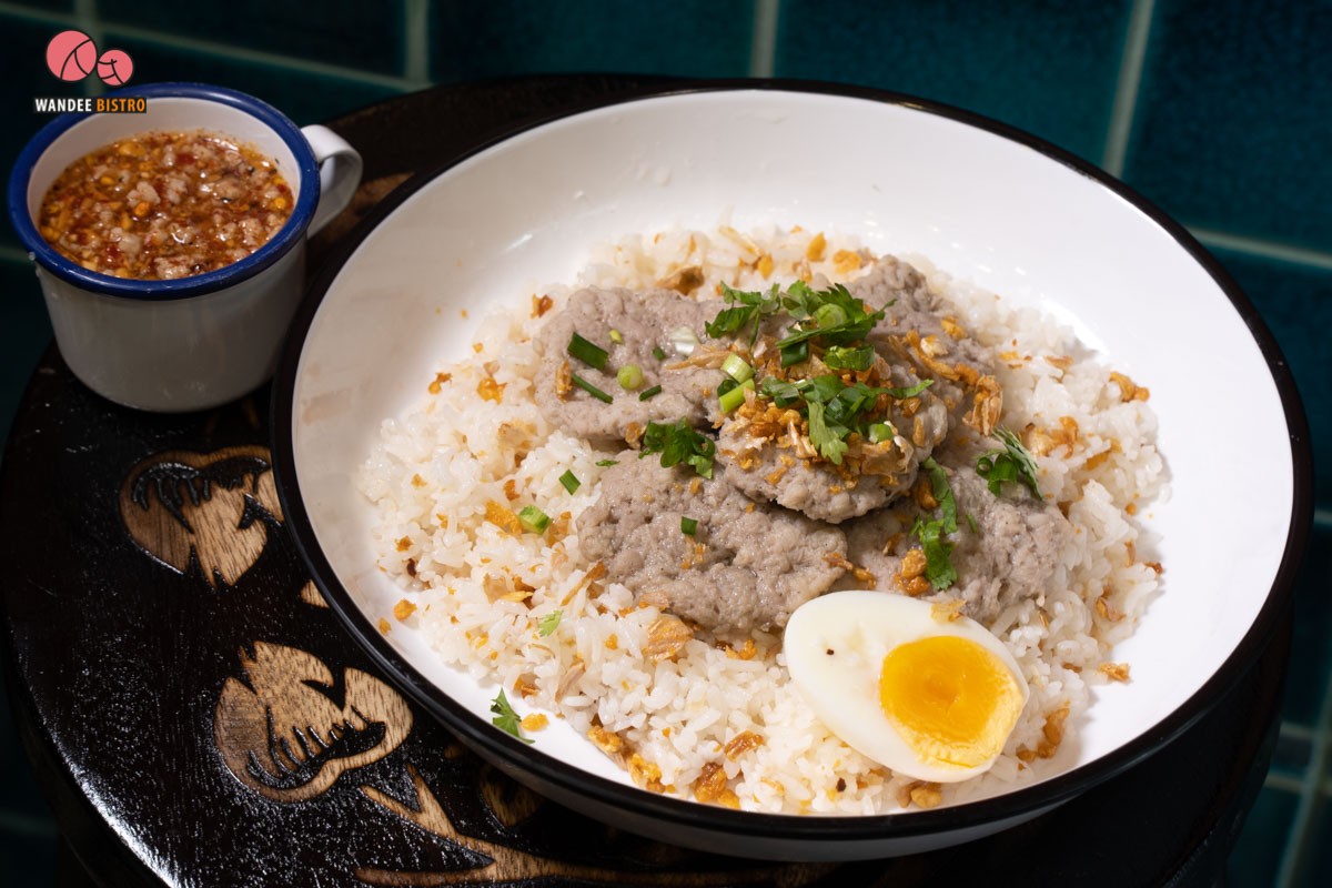 ซันจู ก๋วยเตี๋ยวหมูต้มยำ ร้านแซ่บย่านอโศก จัดเต็ม หมูเด้ง หมูแดง หมูกรอบ 