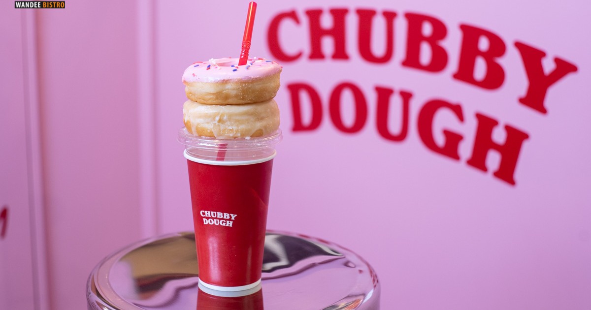 Chubby Dough ร้านโดนัทสีชมพูสุดคิวท์ ซิกเนเจอร์สุดต๊าช โดนัทเนื้อแน่นสองชิ้นเสียบหลอดวางบนฝาแก้ว