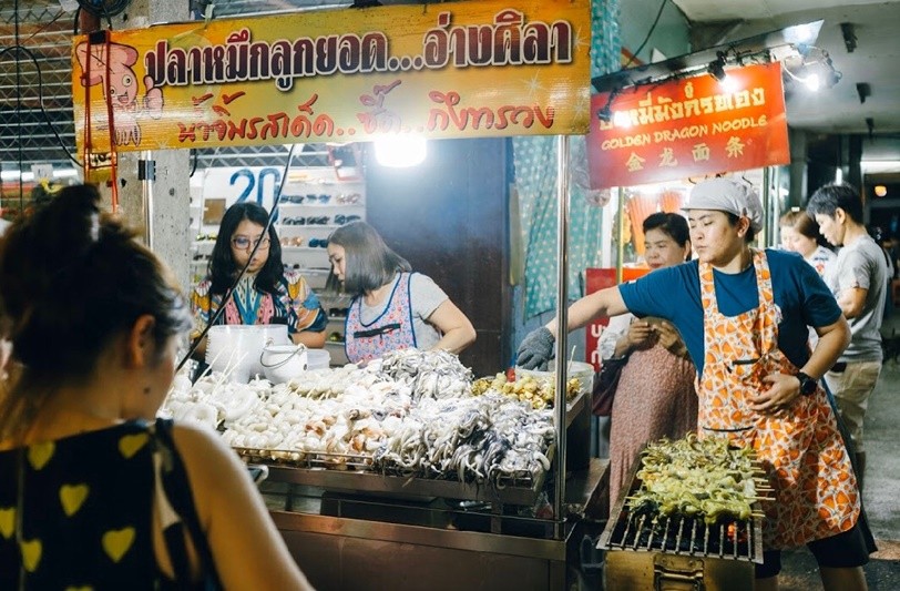 ถนนคนเดินเยาวราช ครั้งแรกในกรุงเทพ อิ่มตัวแตก สายกินห้ามพลาด มาด่วน!!