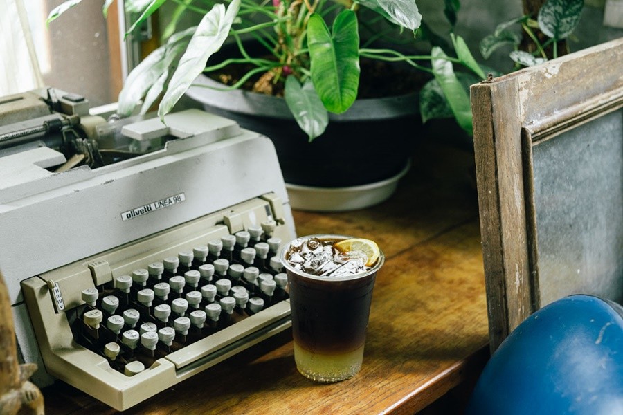 ฉลู คาเฟ่ บาร์กาแฟบนรถไซส์จิ๋ว บรรยากาศร่มรื่น 