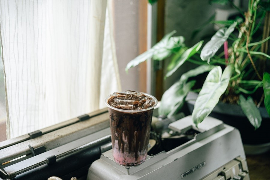 ฉลู คาเฟ่ บาร์กาแฟบนรถไซส์จิ๋ว บรรยากาศร่มรื่น 