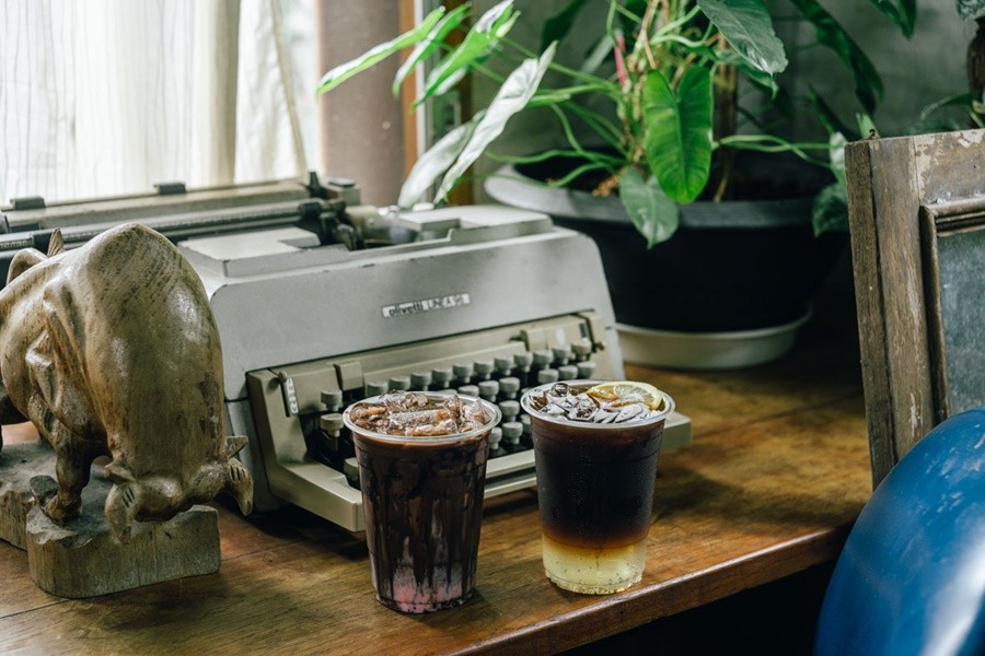 ฉลู คาเฟ่ บาร์กาแฟบนรถไซส์จิ๋ว บรรยากาศร่มรื่น 