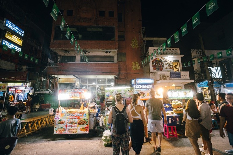 เปิดแล้ว ถนนคนเดินข้าวสาร เดินชมศิลปวัฒนธรรม พร้อมทำอาหารไทย