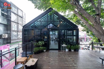 นั่งชิลฟีลกู๊ดเก๋ๆ Remoods Specialty Coffee & Craft คาเฟ่ Glass House ใต้ต้นไม้
