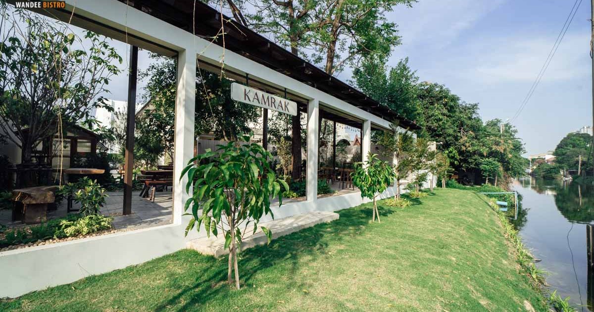 Kamrak - คำรัก คาเฟ่สไตล์โฮมมี มีวิวติดริมน้ำรับลมเย็นๆ ร้านสวยย่านเพชรเกษม Kamrak - คำรัก คาเฟ่สไตล์โฮมมี มีวิวติดริมน้ำรับลมเย็นๆ ร้านสวยย่านเพชรเกษม