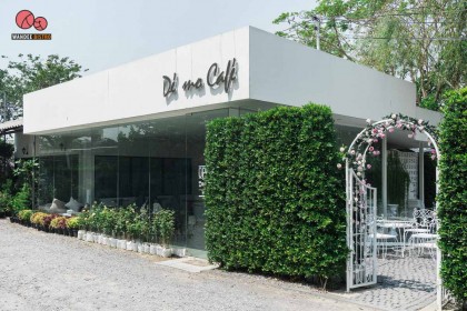 De mo Cafe คาเฟ่ทรงกล่องสีขาว ท่ามกลางสวนสไตล์ English 