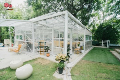 About Happiness Cafe คาเฟ่เรือนกระจกกลางสวน ที่มีเตี๋ยวไก่ตุ๋นบุฟเฟ่ต์