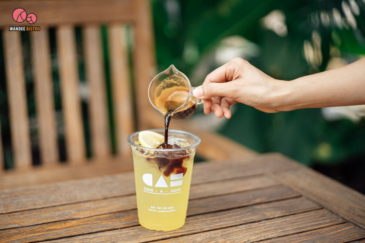 Cock-A-Hoop คาเฟ่สไตล์โฮมมี่ ที่มีทั้งความเท่ อบอุ่น และความชิล เปิดถึงห้าทุ่ม 