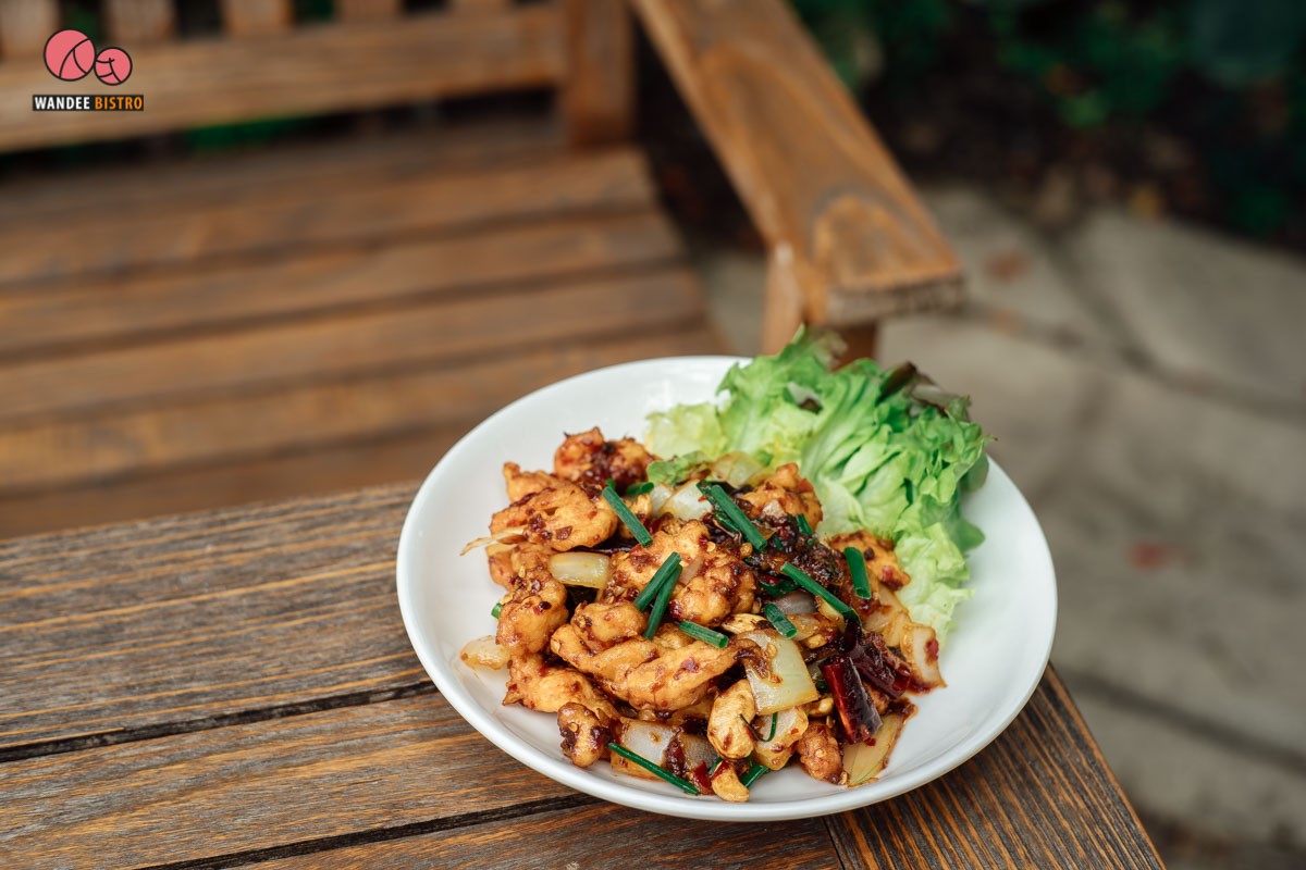 Cock-A-Hoop คาเฟ่สไตล์โฮมมี่ ที่มีทั้งความเท่ อบอุ่น และความชิล เปิดถึงห้าทุ่ม 