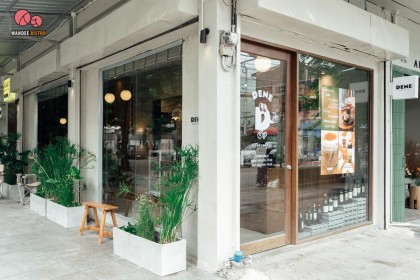 Dene.bkk คาเฟ่ปูนเปลือยเท่ๆ ที่มีกลิ่นอายสไตล์โฮมมี่น่ารักๆ 