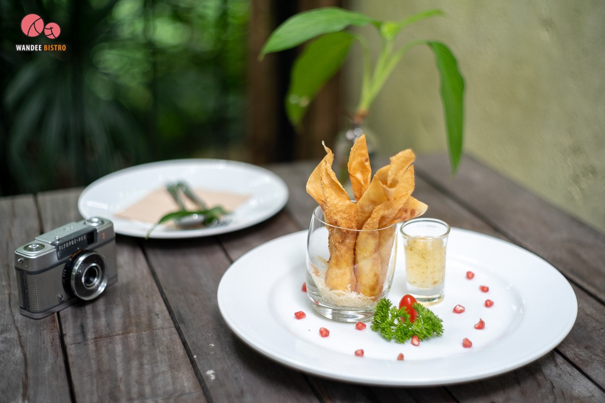 Pitta s House คาเฟ่สีขาว เท่ๆ สไตล์ลอฟท์ ใกล้ชิดธรรมชาติ บรรยากาศเหมือนอยู่กลางป่า 