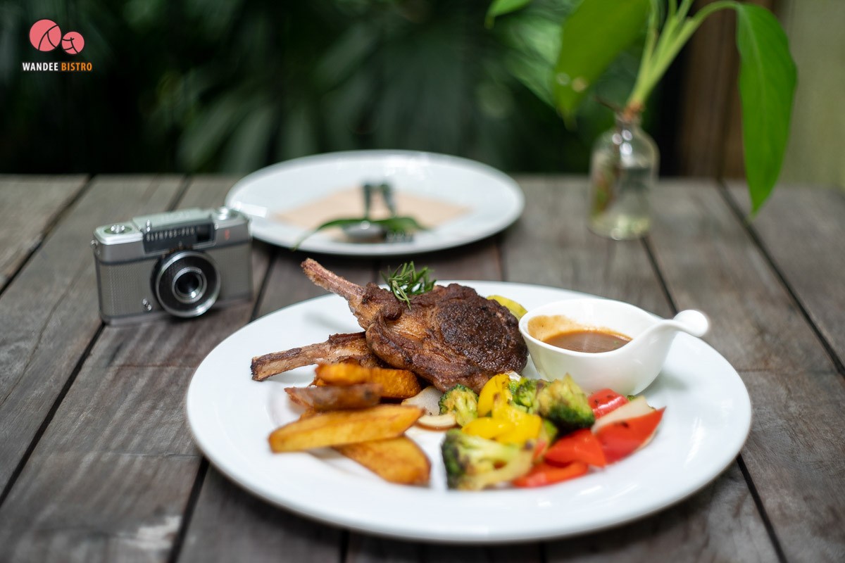 Pitta s House คาเฟ่สีขาว เท่ๆ สไตล์ลอฟท์ ใกล้ชิดธรรมชาติ บรรยากาศเหมือนอยู่กลางป่า 