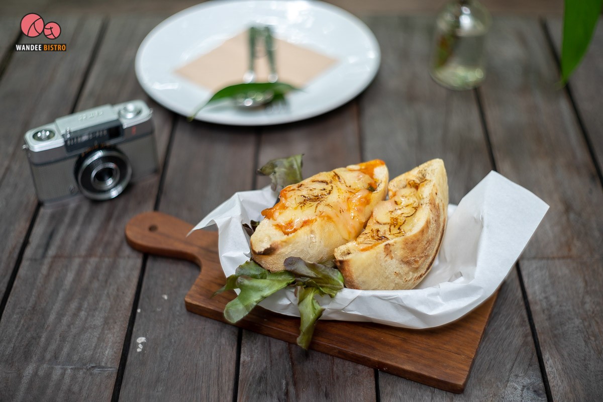 Pitta s House คาเฟ่สีขาว เท่ๆ สไตล์ลอฟท์ ใกล้ชิดธรรมชาติ บรรยากาศเหมือนอยู่กลางป่า 