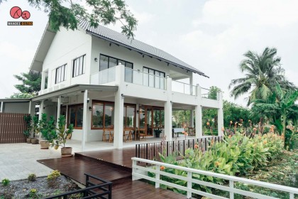 บ้านสุมลคาเฟ่ ร้านกาแฟ ที่มีศิลปะ เบเกอรี่ และบรรยากาศดีๆ ริมน้ำ