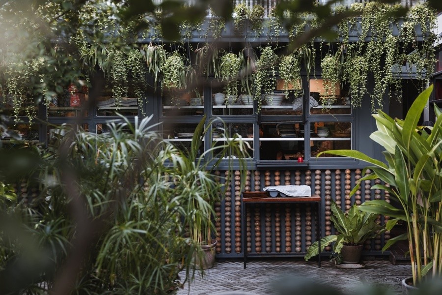 “บ้านตึกดิน” แลนด์มาร์กใหม่บนถนนดินสอ มีครบโรงแรม ร้านอาหาร แจซบาร์ คาเฟ่