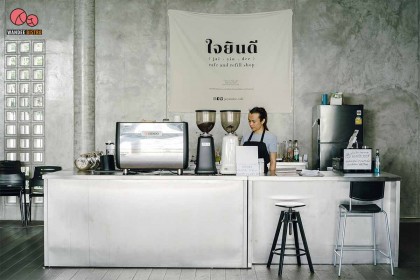 ใจยินดี (jaiyindee.cafe) คาเฟ่เล็กๆ เรียบง่าย โอบล้อมไปด้วยป่าในเมืองและอ่างเก็บน้ำ ที่สวนโมกข์ สวนรถไฟ