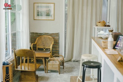 ดอกไม้ ประตู แจกัน คาเฟ่ฟิลลิ่งบ้าน ที่เต็มไปด้วยความงามจากศิลปะ