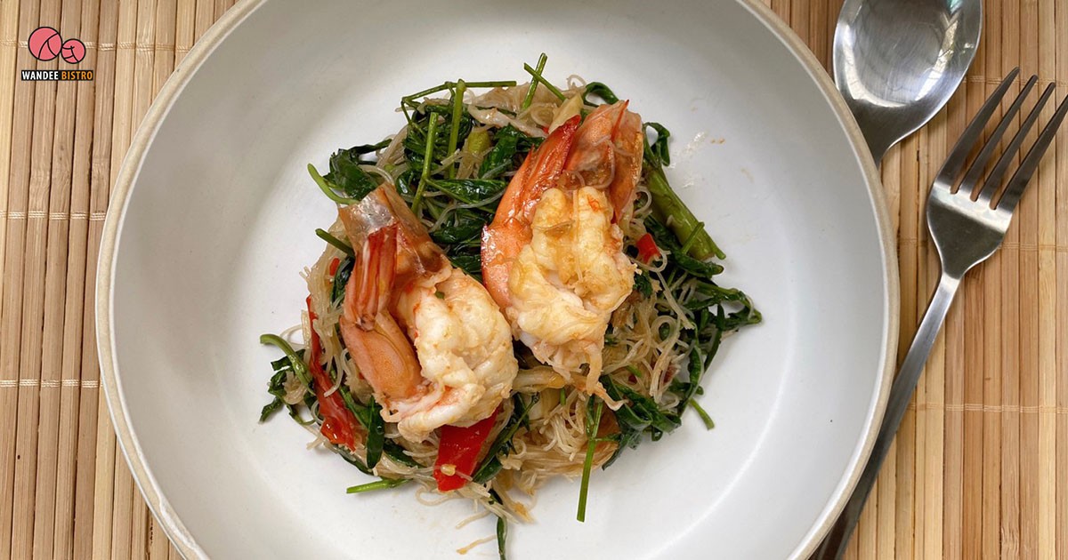 หมี่ผัดกระเฉดกุ้งสด สูตรรสเข้มเข้าเส้น ผักกรอบไม่เหนียว
