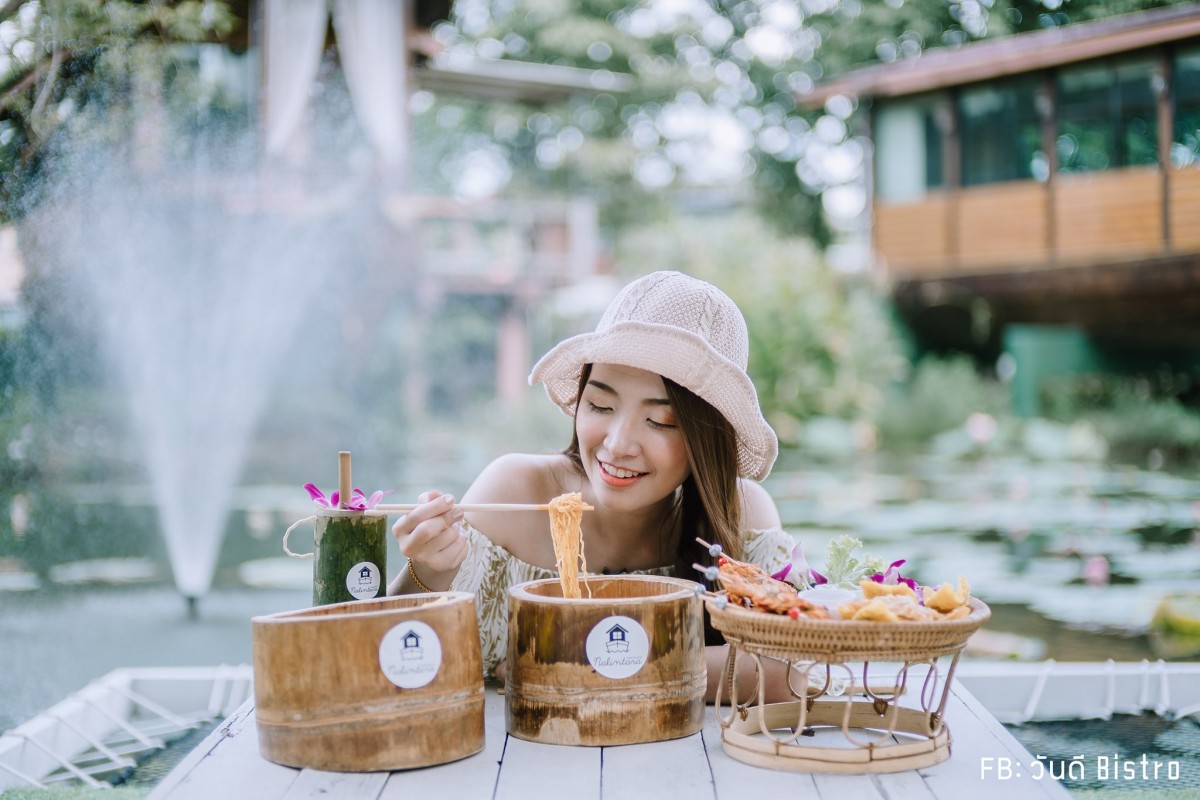 ก๋วยเตี๋ยวต้มยำไผ่ยักษ์ หลงรักบรรยากาศริมน้ำ พร้อมเติมความหวานกับนลินคาเฟ่