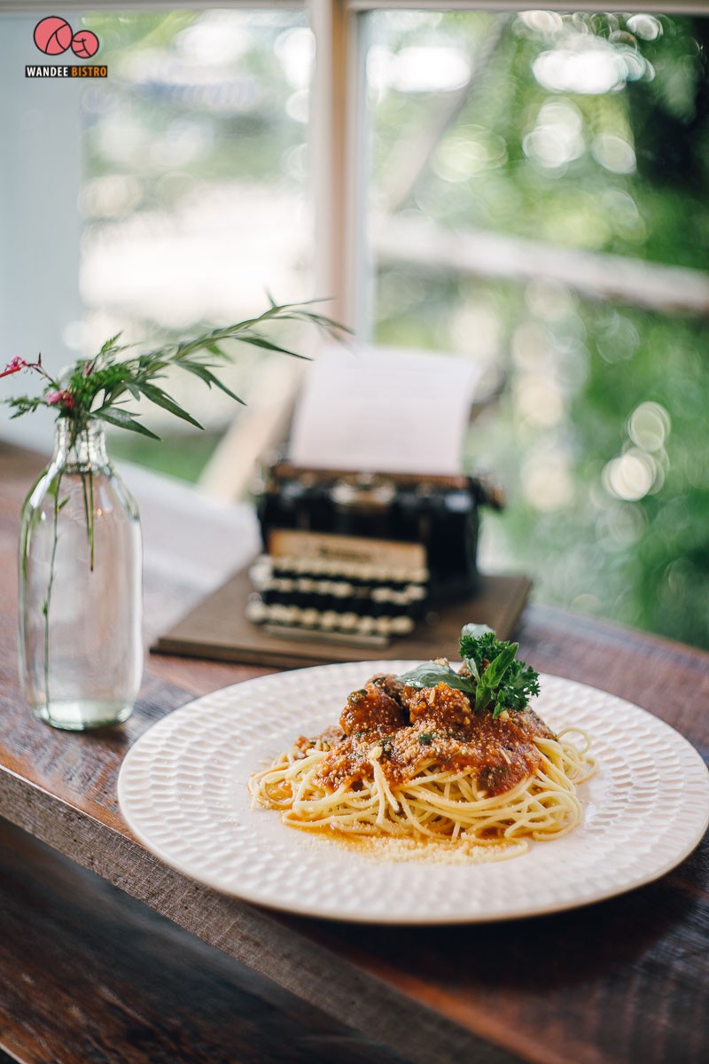 Roof Republic คาเฟ่สไตล์โรงนาอังกฤษท่ามกลางสวนสวย