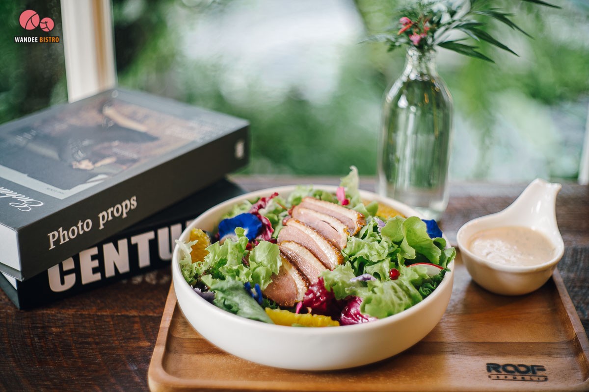 Roof Republic คาเฟ่สไตล์โรงนาอังกฤษท่ามกลางสวนสวย