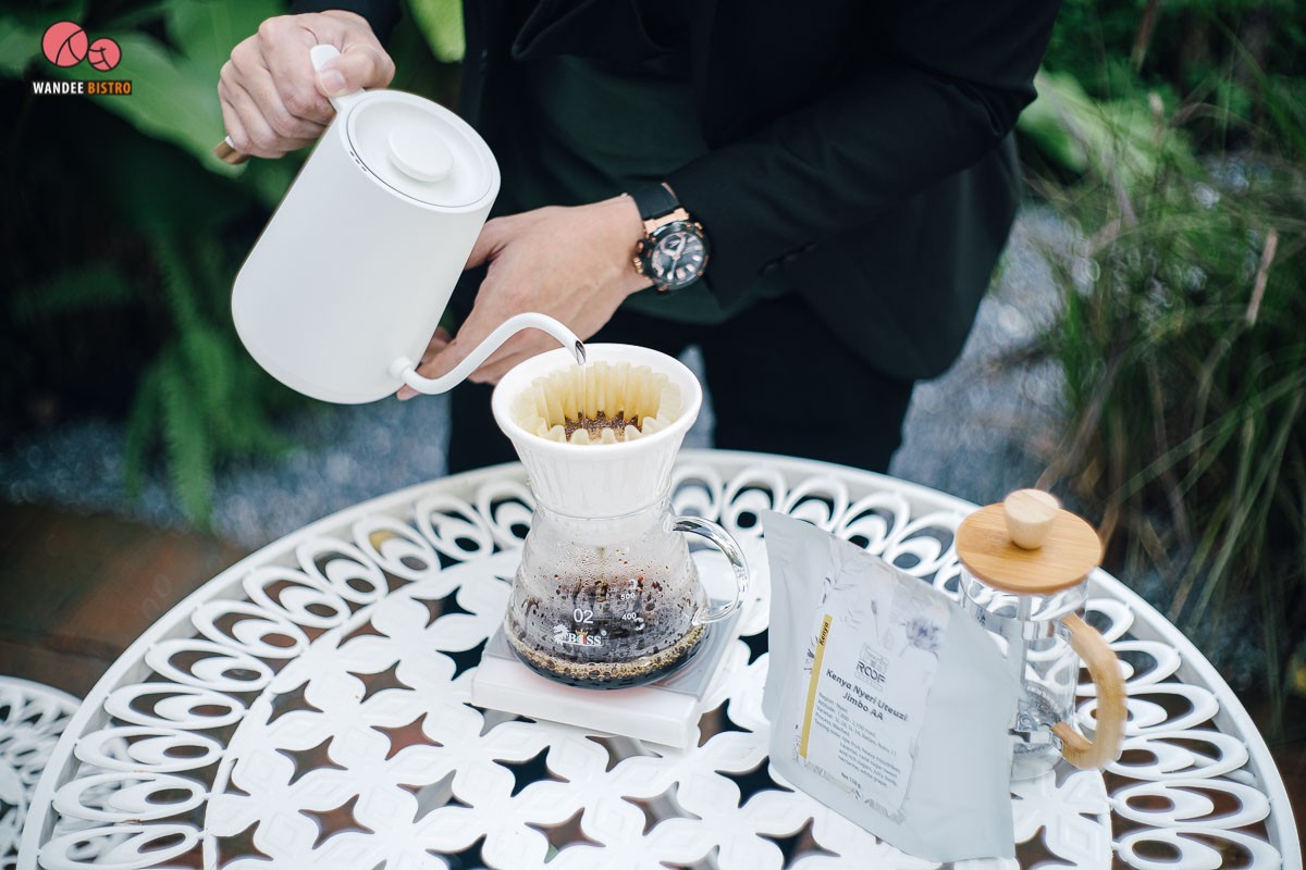 Roof Republic คาเฟ่สไตล์โรงนาอังกฤษท่ามกลางสวนสวย