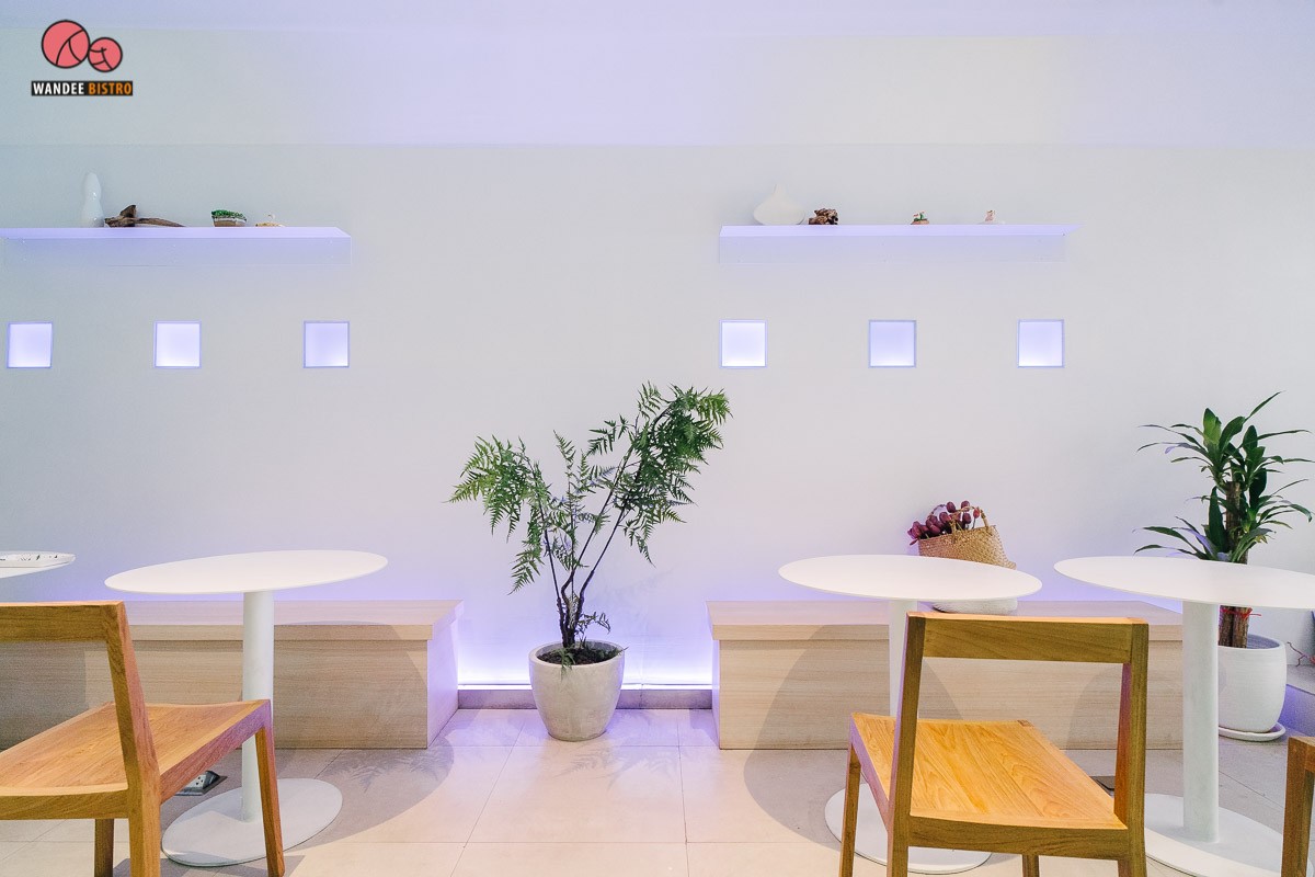 Bless Bar Café คาเฟ่สีขาวเอาใจสายมินิมอล