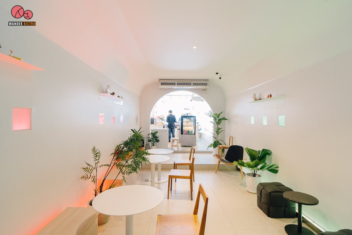 Bless Bar Café คาเฟ่สีขาวเอาใจสายมินิมอล