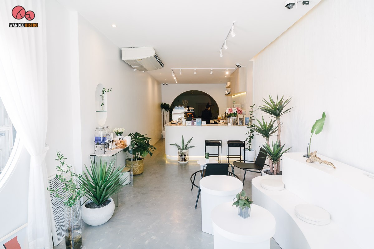 Bless Bar Café คาเฟ่สีขาวเอาใจสายมินิมอล