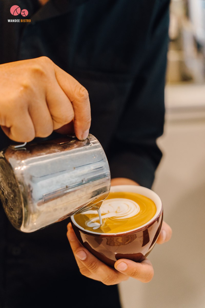 Bless Bar Café คาเฟ่สีขาวเอาใจสายมินิมอล