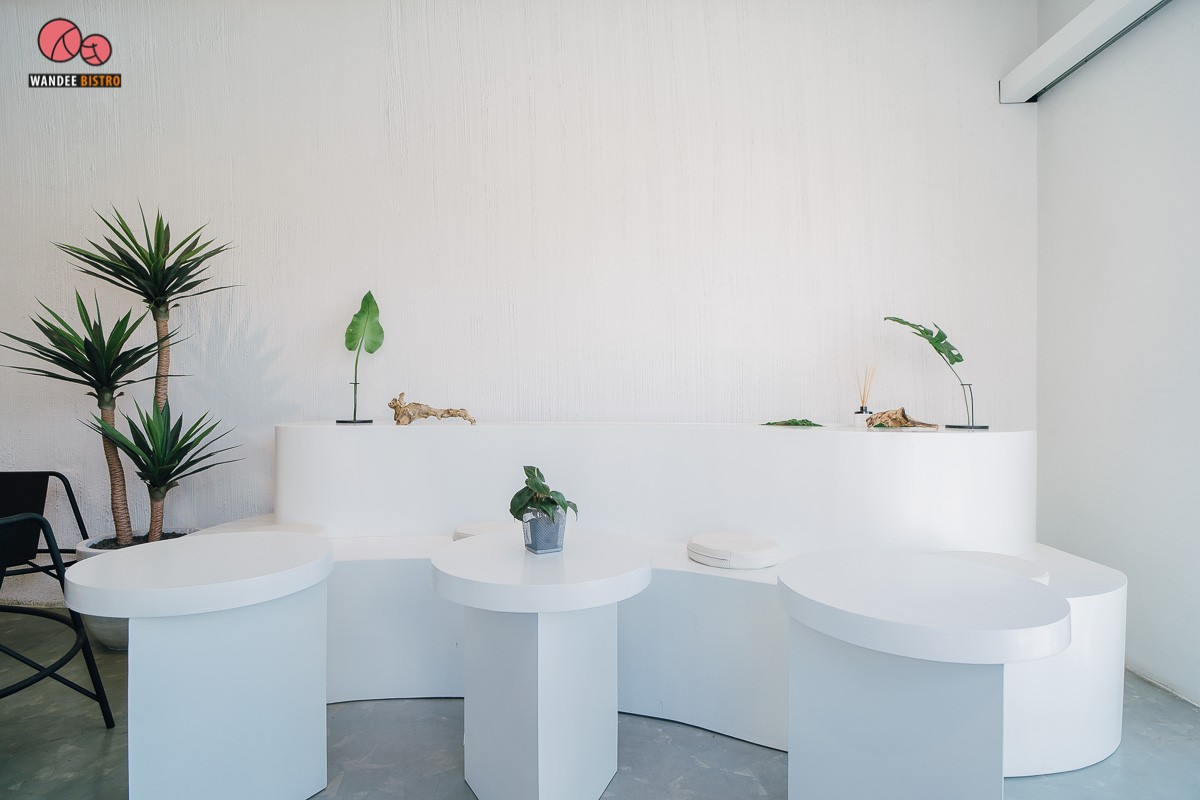 Bless Bar Café คาเฟ่สีขาวเอาใจสายมินิมอล