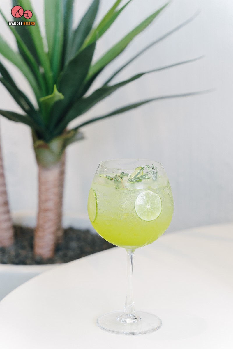 Bless Bar Café คาเฟ่สีขาวเอาใจสายมินิมอล