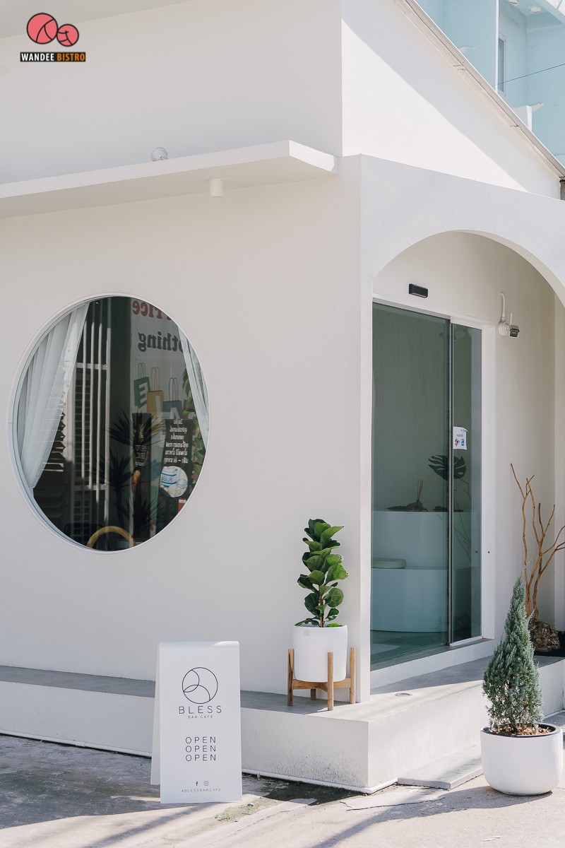 Bless Bar Café คาเฟ่สีขาวเอาใจสายมินิมอล