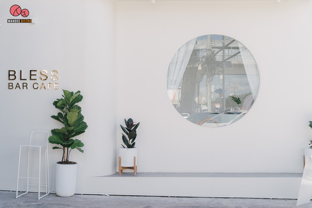 Bless Bar Café คาเฟ่สีขาวเอาใจสายมินิมอล