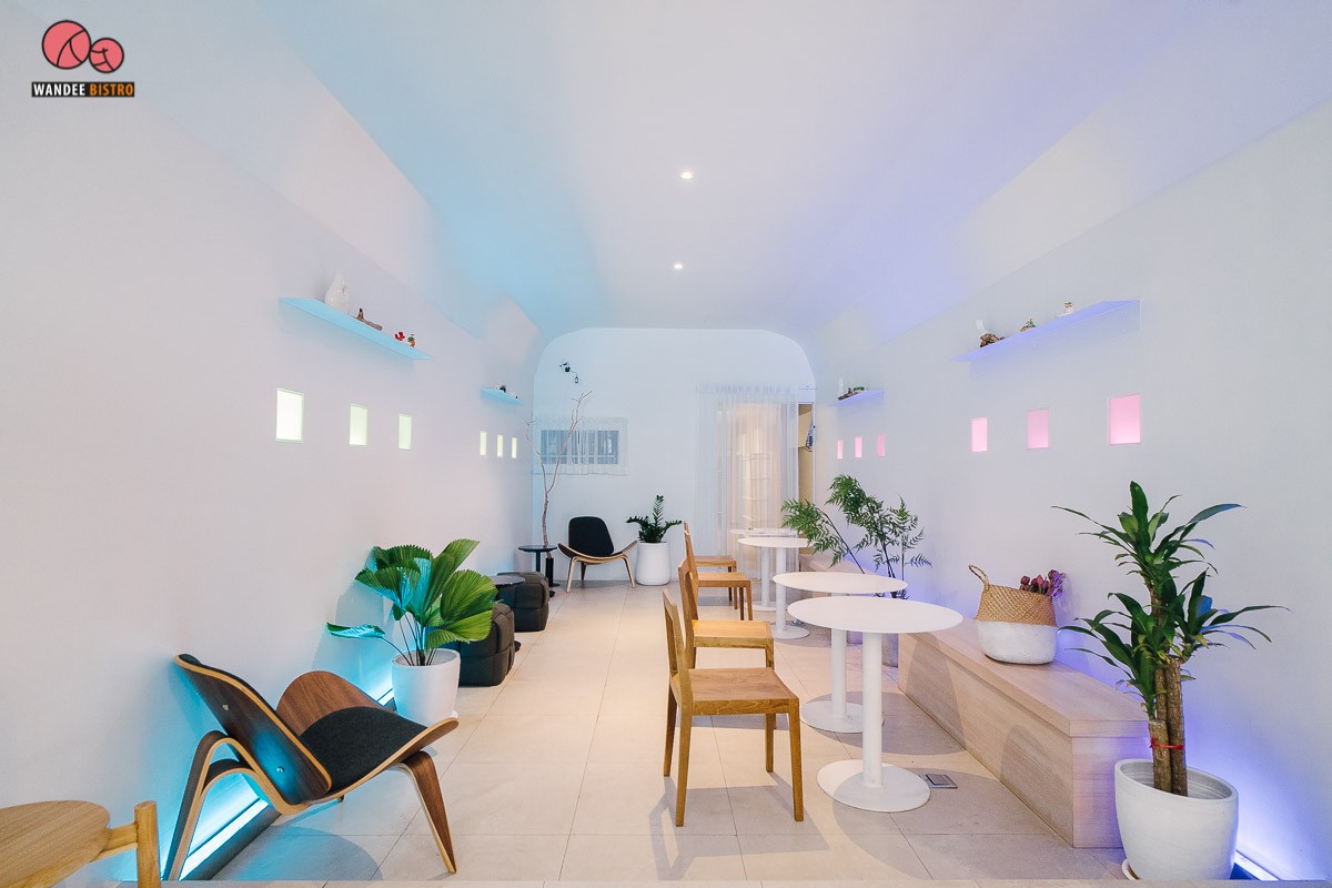 Bless Bar Café คาเฟ่สีขาวเอาใจสายมินิมอล