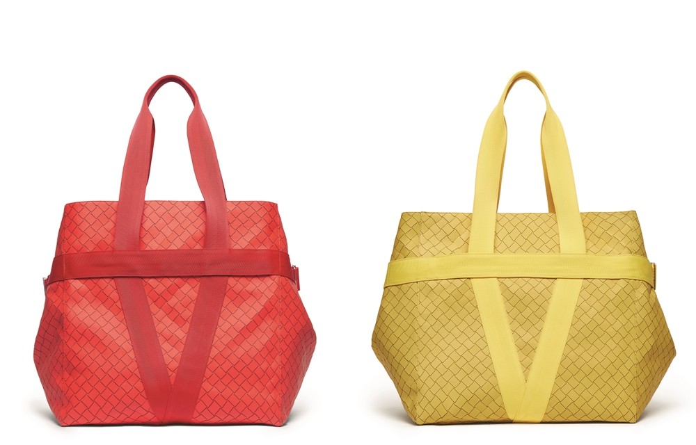 ไอเทมต้อนรับตรุษจีน คอลเลคชั่น Wardrobe 01 จาก Bottega Veneta สีแดงสุดปังเรียกความเฮง