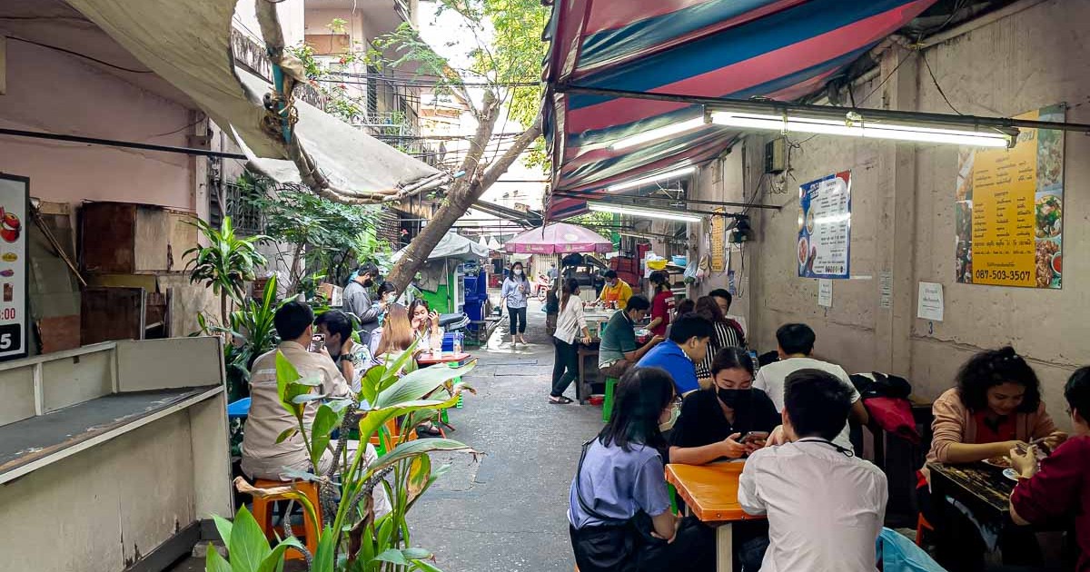 ตรอกหมูกรอบ (ป้าติ๋ว)  ร้านหมูกรอบลับๆ รสจัดจ้าน บอกเลยว่าเด็ด!