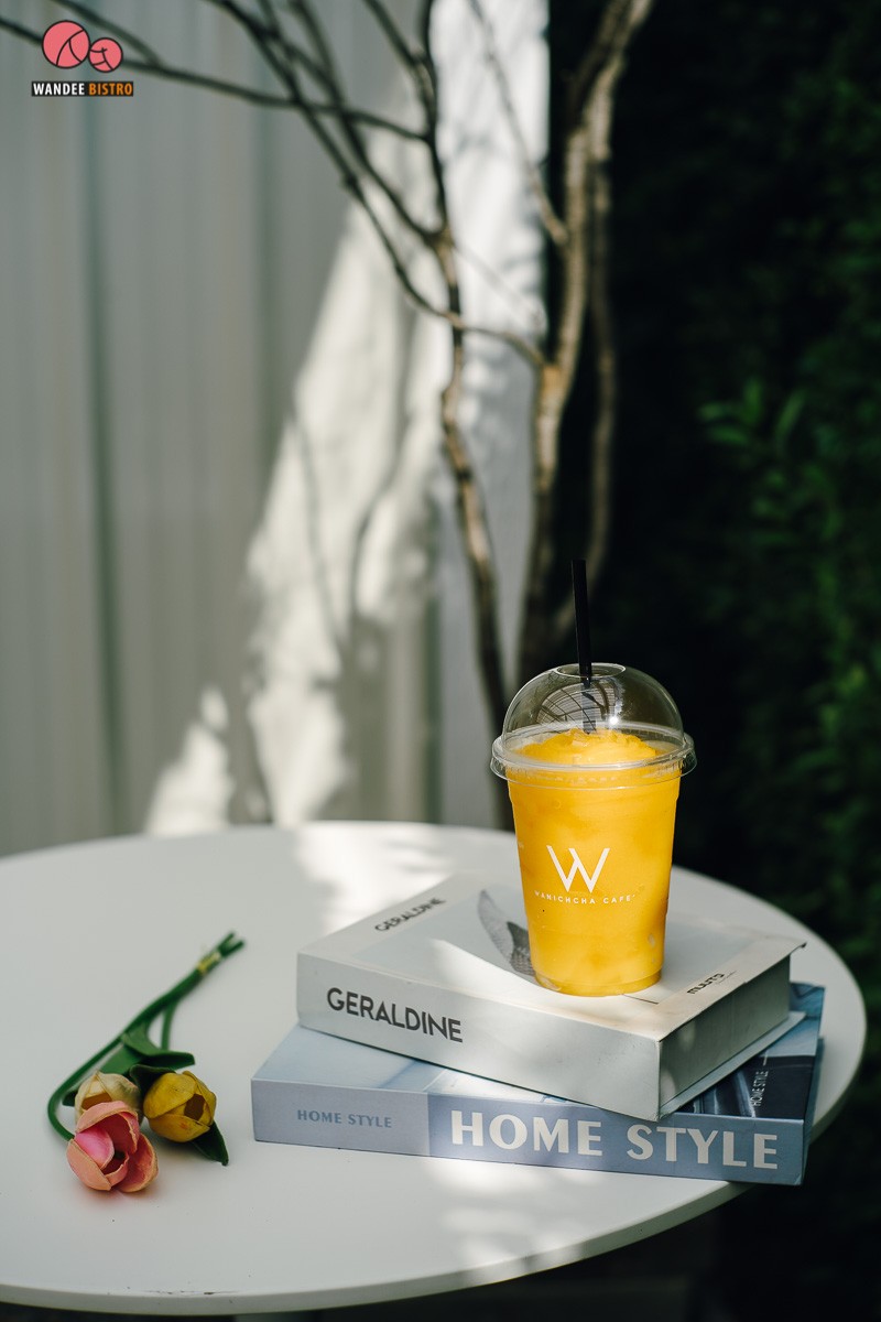 Wanichcha วณิชชา คาเฟ่เขาวงกต สไตล์มินิมอล ในพื้นที่สนามบอล