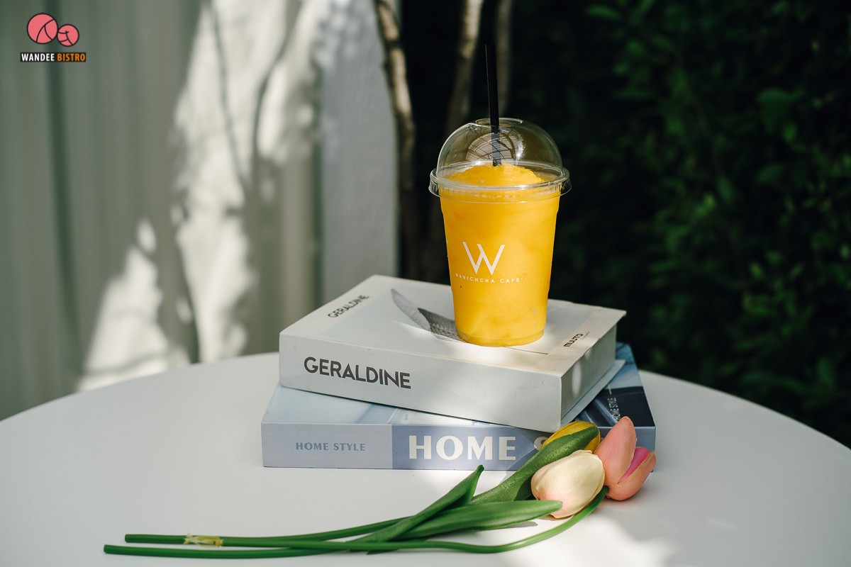 Wanichcha วณิชชา คาเฟ่เขาวงกต สไตล์มินิมอล ในพื้นที่สนามบอล