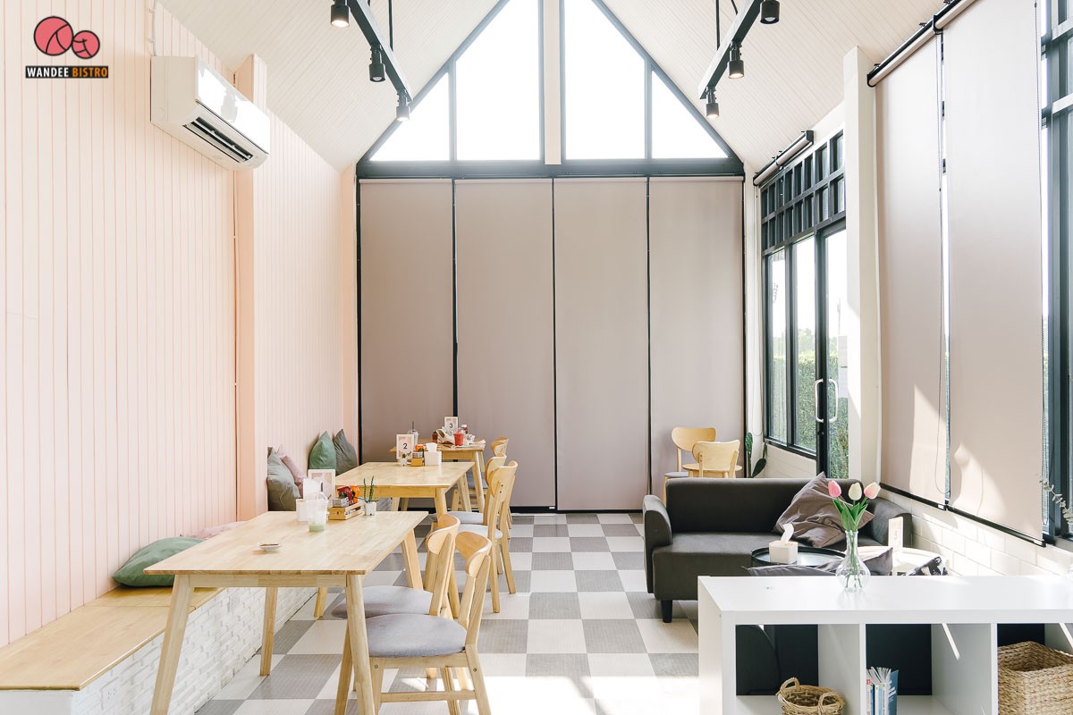 Wanichcha วณิชชา คาเฟ่เขาวงกต สไตล์มินิมอล ในพื้นที่สนามบอล